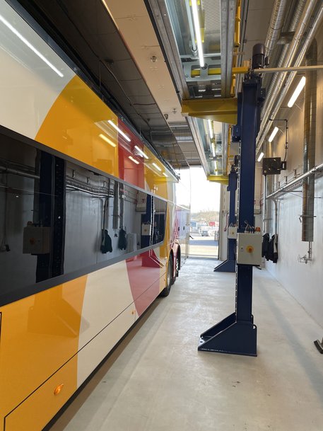 Pfaff Verkehrstechnik mit höhenverstellbaren Bus-Bühnen für Dach- und Fensterarbeiten international erfolgreich